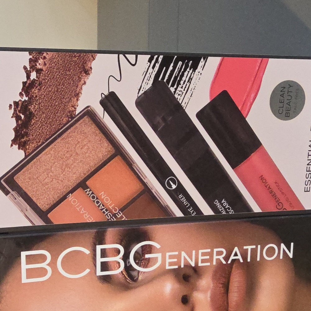 BCBGeneration NEW Essential Face Set with Mirror - Picture 4 of 7